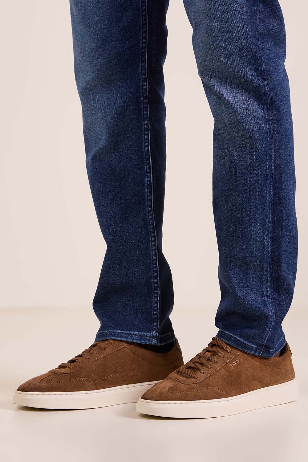 תמונת כל הלוק של נעלי סניקרס